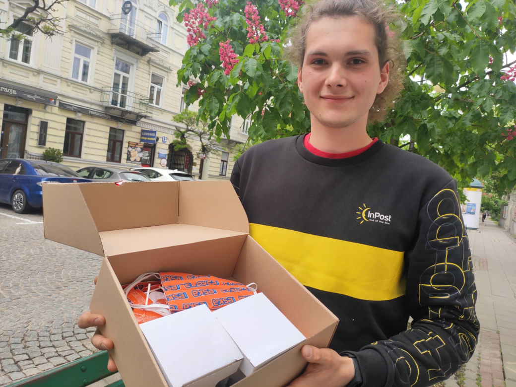 Wiktor, kurier rozwożący paczki, który chciał zaskoczyć swoich kolegów