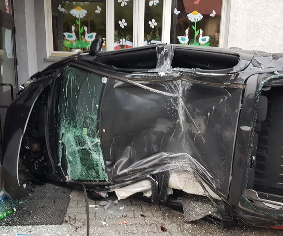Małopolska: Rozpędzony samochód wjechał w budynek szkoły!