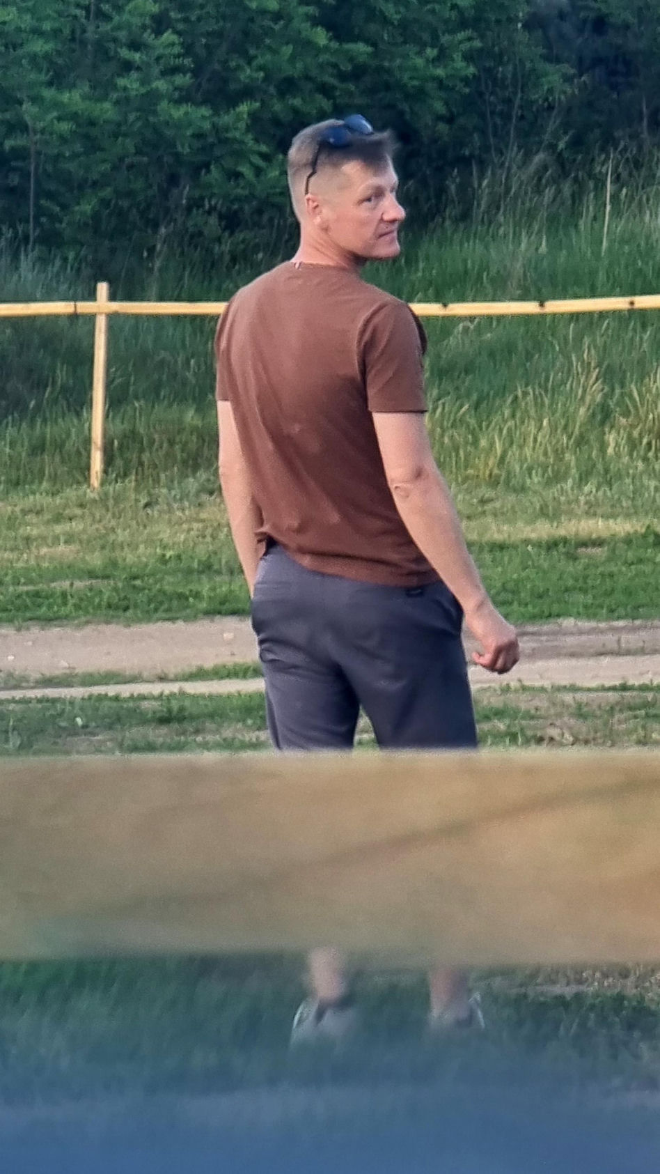 Marcin Mroczek bawi się samolotem