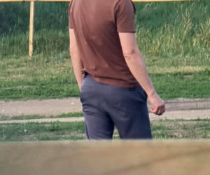 Marcin Mroczek bawi się samolotem