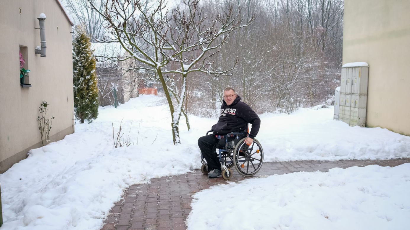 Na wózku inwalidzkim odśnieżał drogę do lekarza 