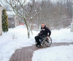 Na wózku inwalidzkim odśnieżał drogę do lekarza 