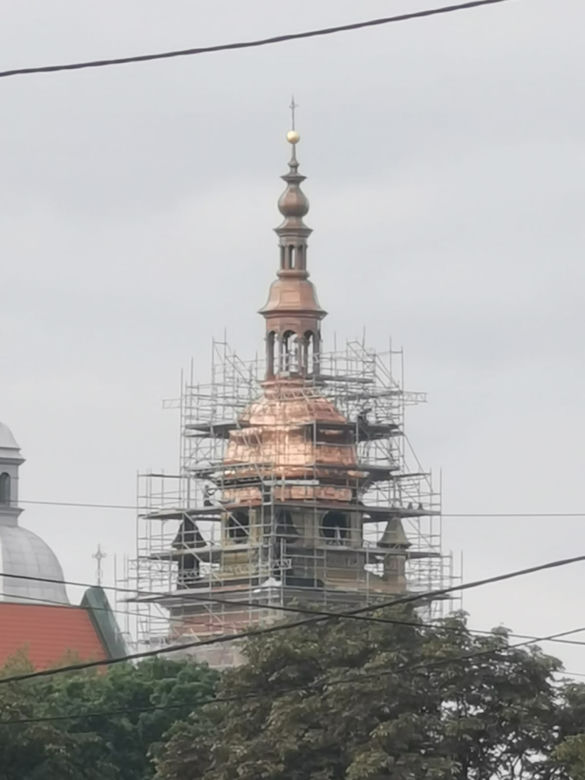 Jedna z wież Bazyliki św. Małgorzaty już prawie gotowa