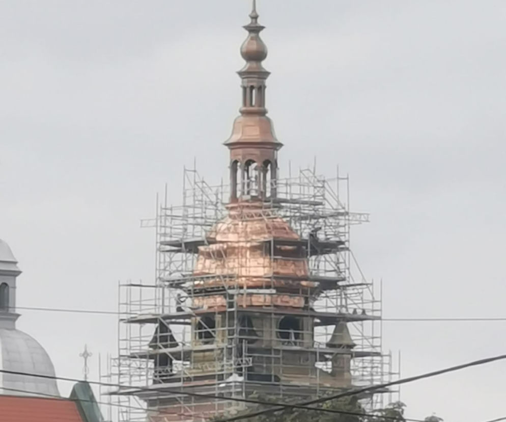 Jedna z wież Bazyliki św. Małgorzaty już prawie gotowa