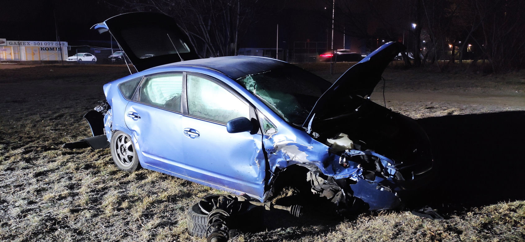 Potworne zderzenie toyoty z BMW w Piasecznie. Pogotowie zabrało rannego