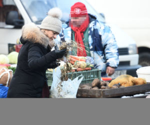 MAŁGORZATA TUSK KUPUJE NA BAZARKU.