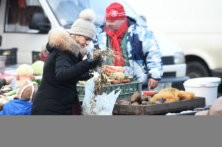 MAŁGORZATA TUSK KUPUJE NA BAZARKU.