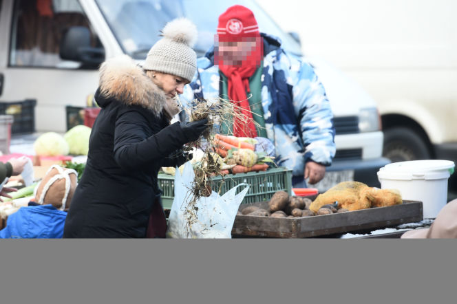 MAŁGORZATA TUSK KUPUJE NA BAZARKU.