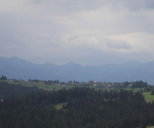 To jedna z najciekawszych wsi w Małopolsce. Jest ozdobą Podhala, a jej mieszkańcy słyną z pobożności