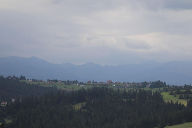 To jedna z najciekawszych wsi w Małopolsce. Jest ozdobą Podhala, a jej mieszkańcy słyną z pobożności