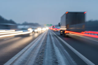 Lód z ciężarówki na S5. Pasażerka doznała poważnych obrażeń.
