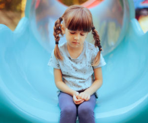 Dziecko nie zostało zaproszone na urodziny? Sprawdź jak przekuć to w cenną lekcję o relacjach