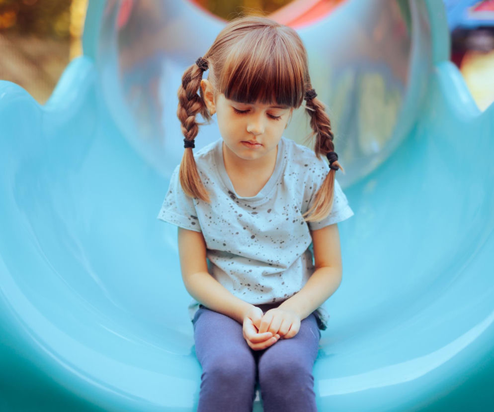 Dziecko nie zostało zaproszone na urodziny? Sprawdź jak przekuć to w cenną lekcję o relacjach