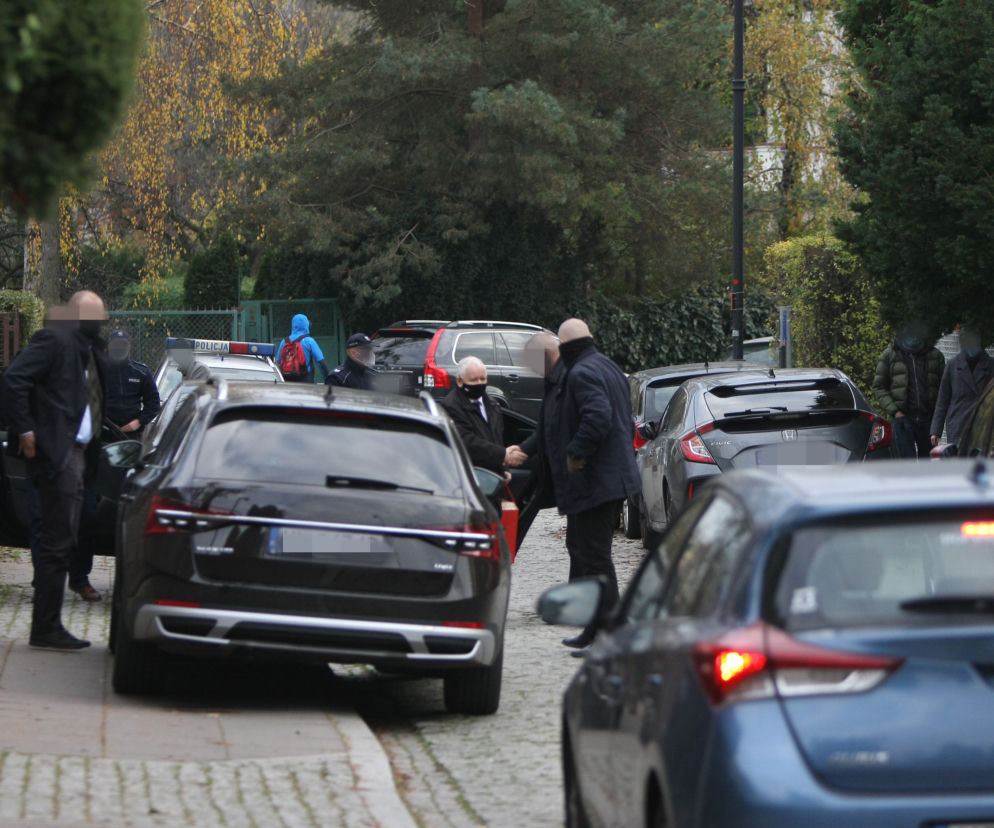 Policja pilnuje Kaczyńskiego? Radiowozy pod domem i kościołem