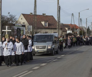 Pogrzeb Julii Bonk. Brązowy medalista pożegnał córkę, towarzyszył mu premier [ZDJĘCIA]