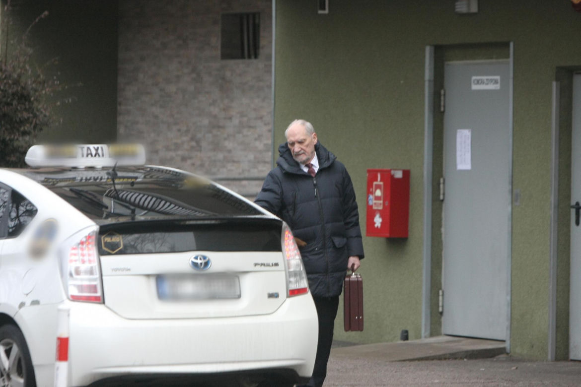 Macierewicz musi się wozić taksówką