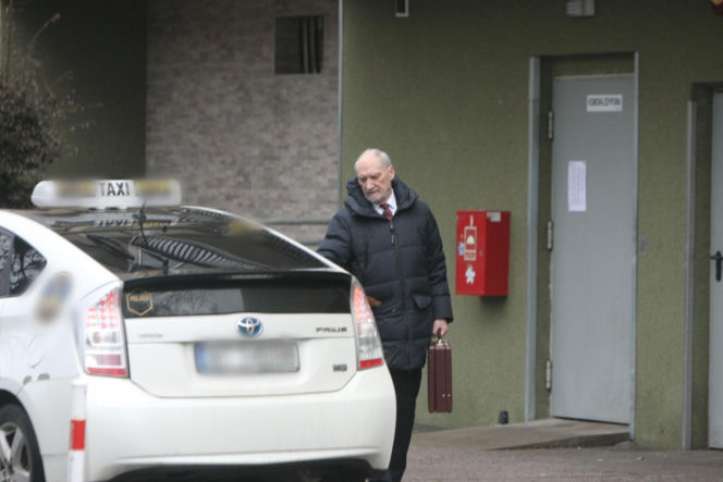 Macierewicz musi się wozić taksówką