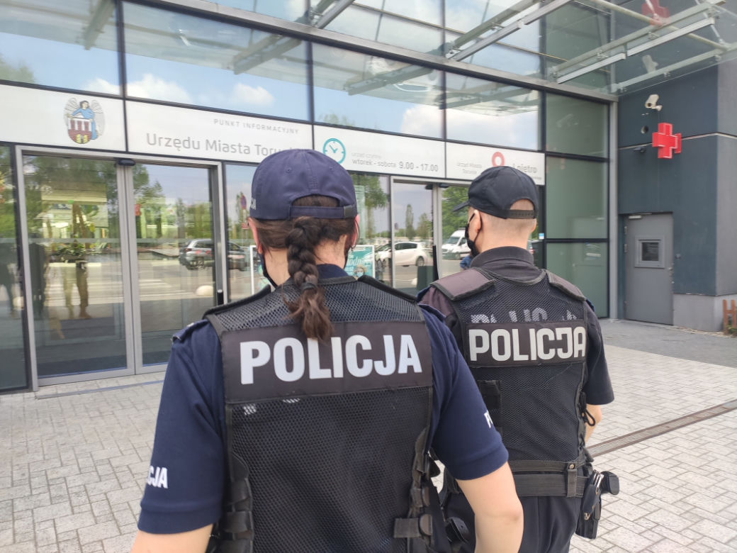 Mieszkańcy Torunia zdjęli maseczki i ruszyli na miasto. Policja sprawdza, czy nie łamią obostrzeń