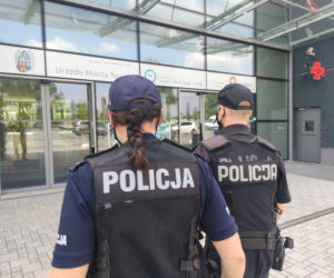 Mieszkańcy Torunia zdjęli maseczki i ruszyli na miasto. Policja sprawdza, czy nie łamią obostrzeń