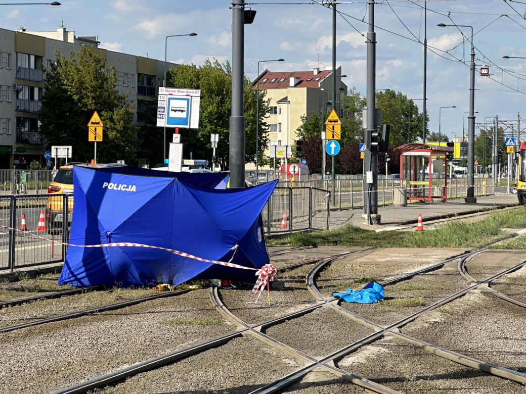Makabryczny wypadek na Nowym Bemowie. Nie żyje mężczyzna zmiażdżony przez tramwaj
