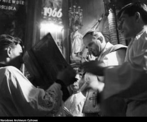 Ks. arcybiskup Karol Wojtyła podczas celebracji Mszy Św. w Białymstoku. 1966 rok