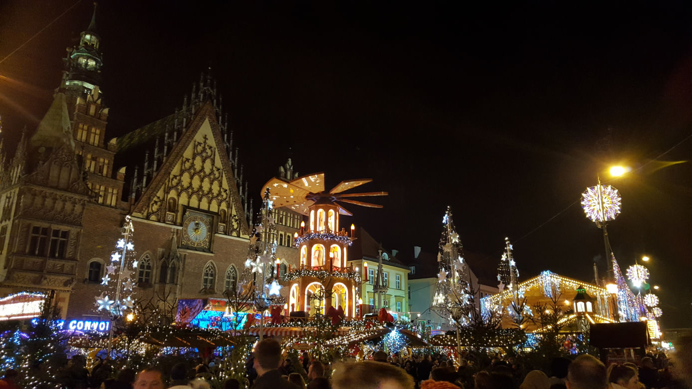 W centrum Wrocławia rozbłysły już świąteczne ozdoby