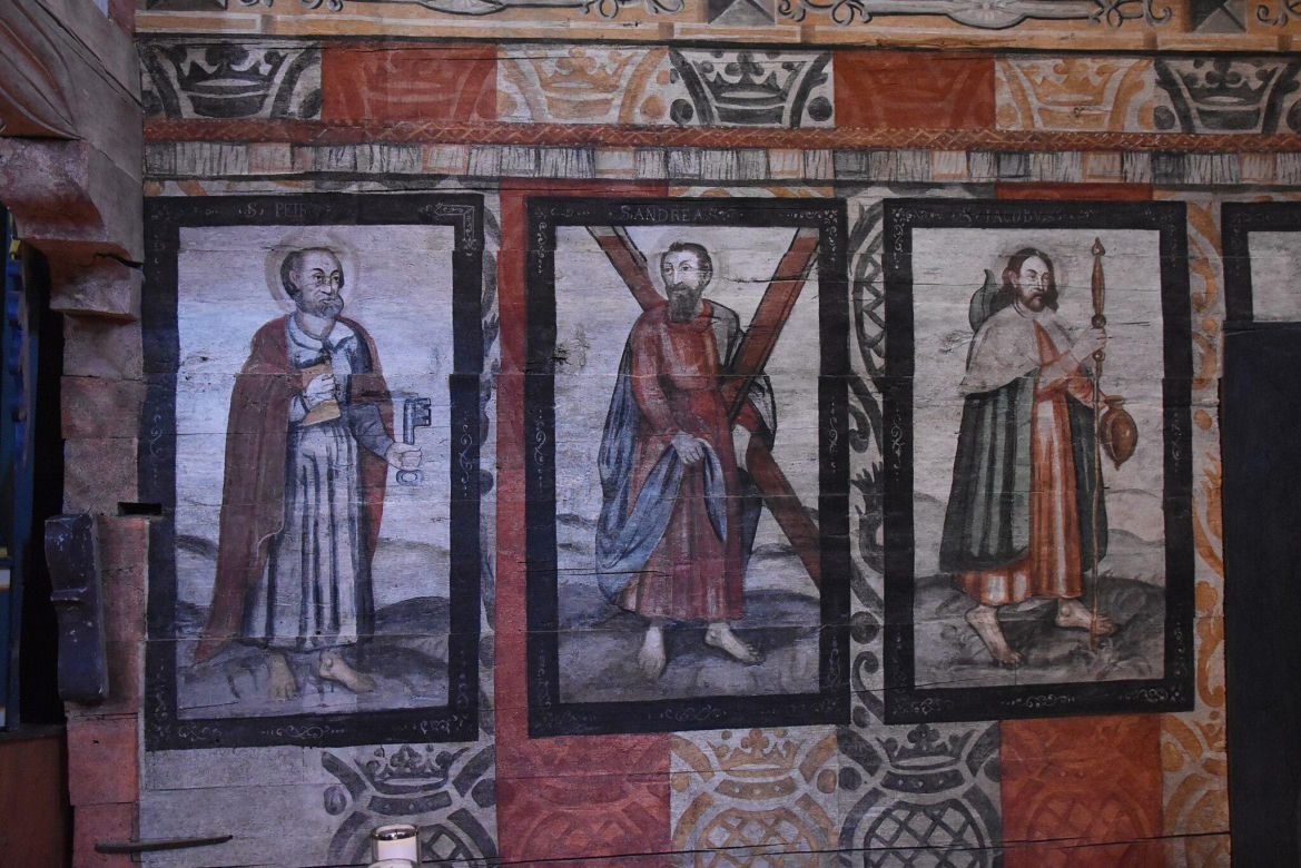 Uchodzi za jedną z najpiękniejszych wsi w Małopolsce. Zamieszkał w niej pustelnik