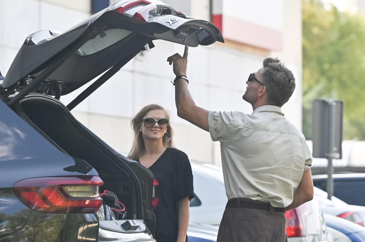 Agnieszka Kaczorowska i Marcin Rogacewicz z kijkiem wychodzą z treningu