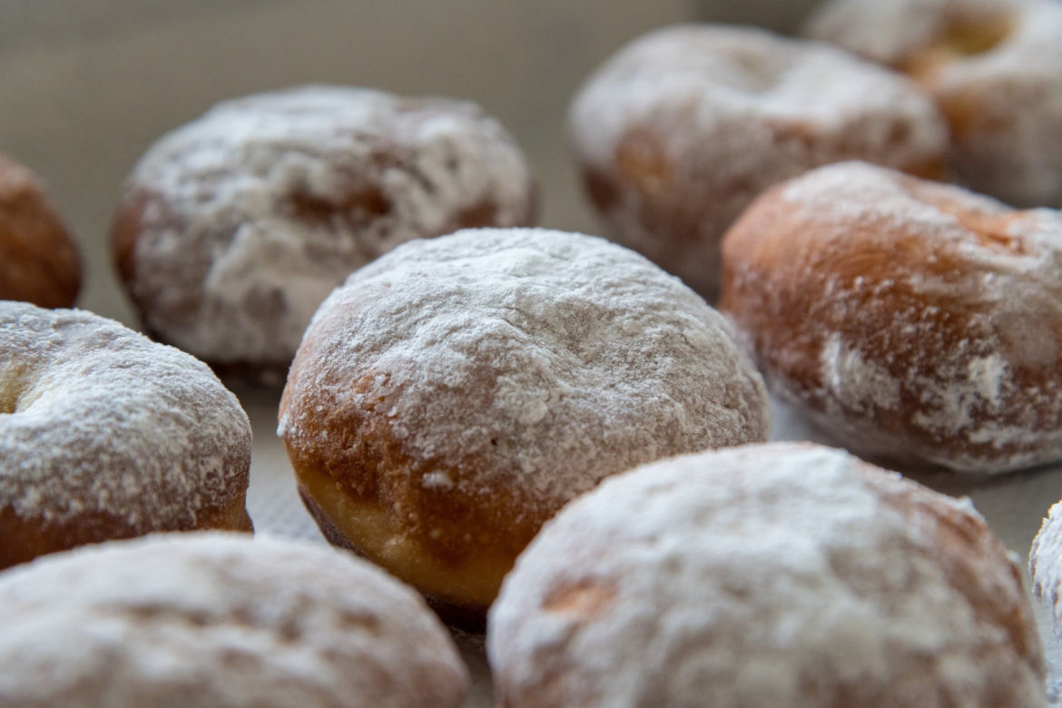 Tłusty czwartek 2020. Gdzie kupić TANIE pączki i faworki? Zobacz ceny! [Biedronka, Lidl, Auchan, Carrefour, Żabka, PSS Społem]