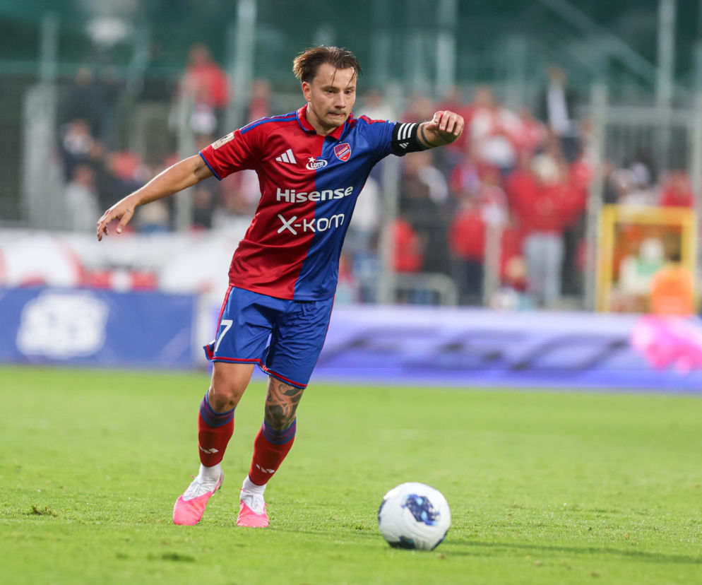 Piłkarz Rakowa Częstochowa prowadzi piłkę podczas meczu. O starciu z Hajdukiem Split przeczytasz na SE Supersport.