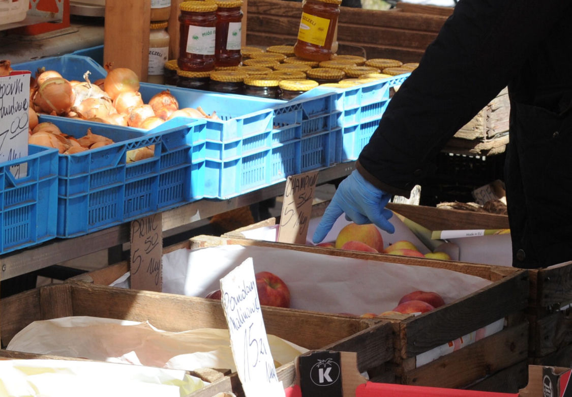 Marszałek Grodzki robi zakupy na bazarku