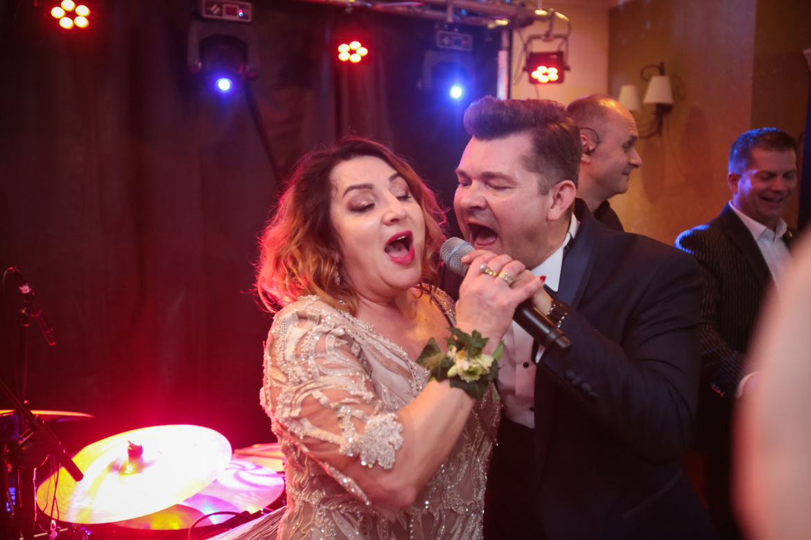 Żona Zenka pilnuje syna