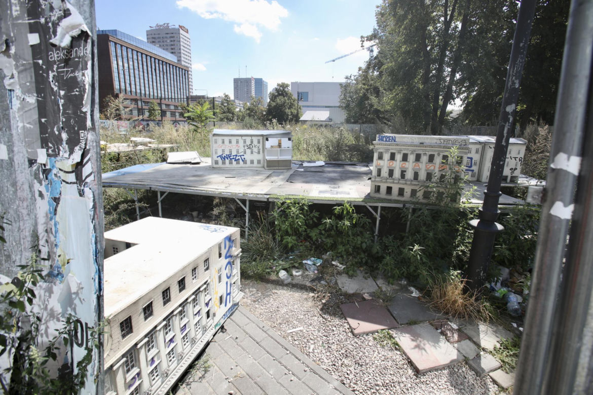 Mieszkańcy Warszawy o zdemolowanym Parku Miniatur w centrum: "Sprzątnijcie ten syf!" 