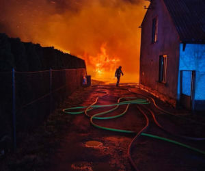 Pożar w Kościerzynie. Policjanci wynieśli z płonącego domu 94-latkę