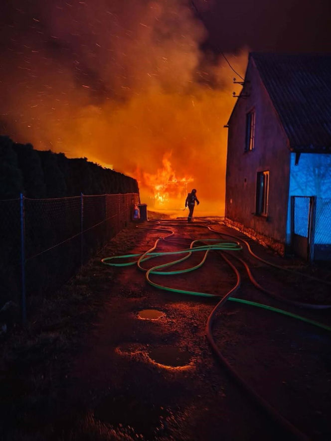 Pożar w Kościerzynie. Policjanci wynieśli z płonącego domu 94-latkę