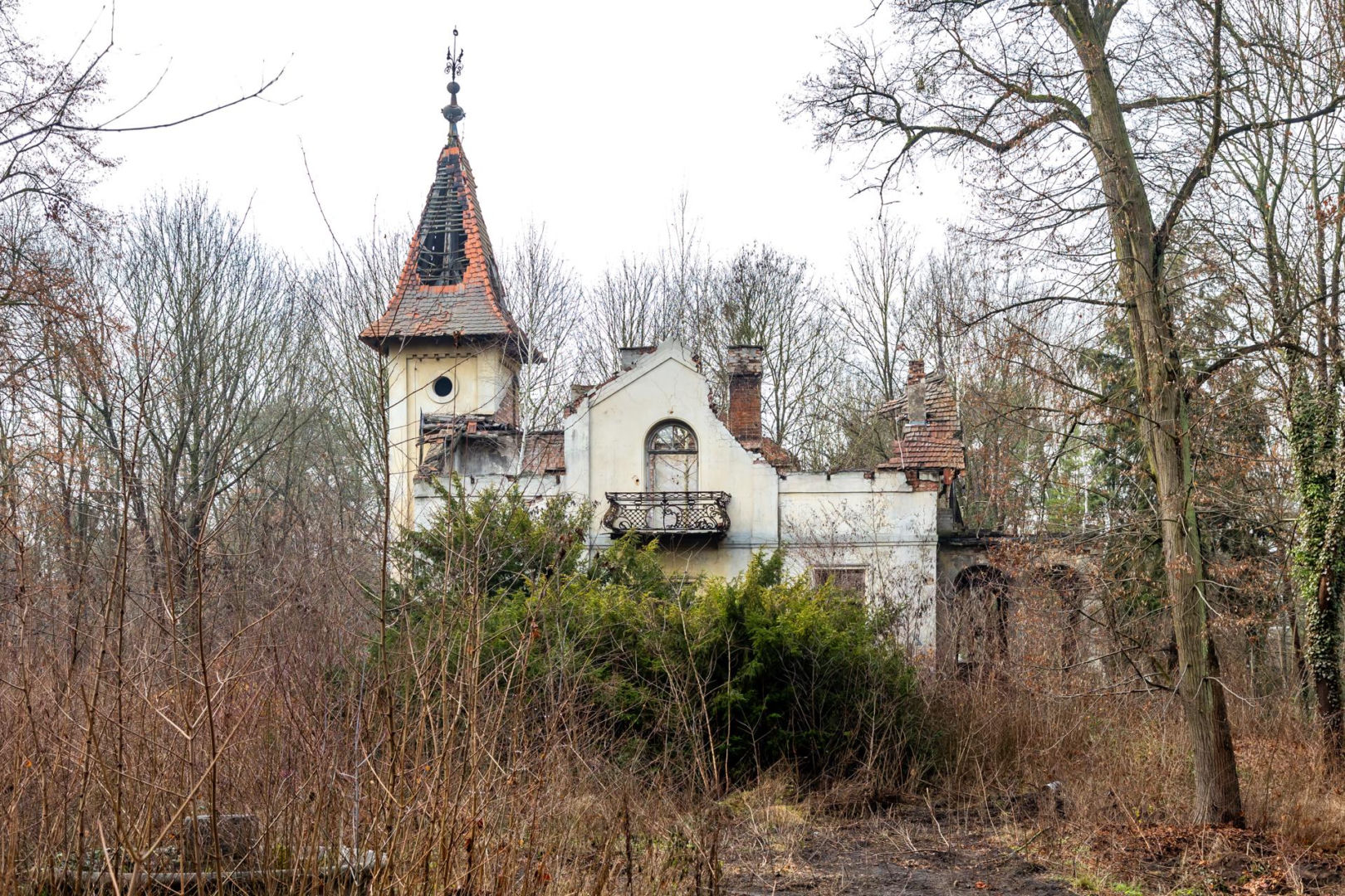 Opuszczona willa w Konstancinie