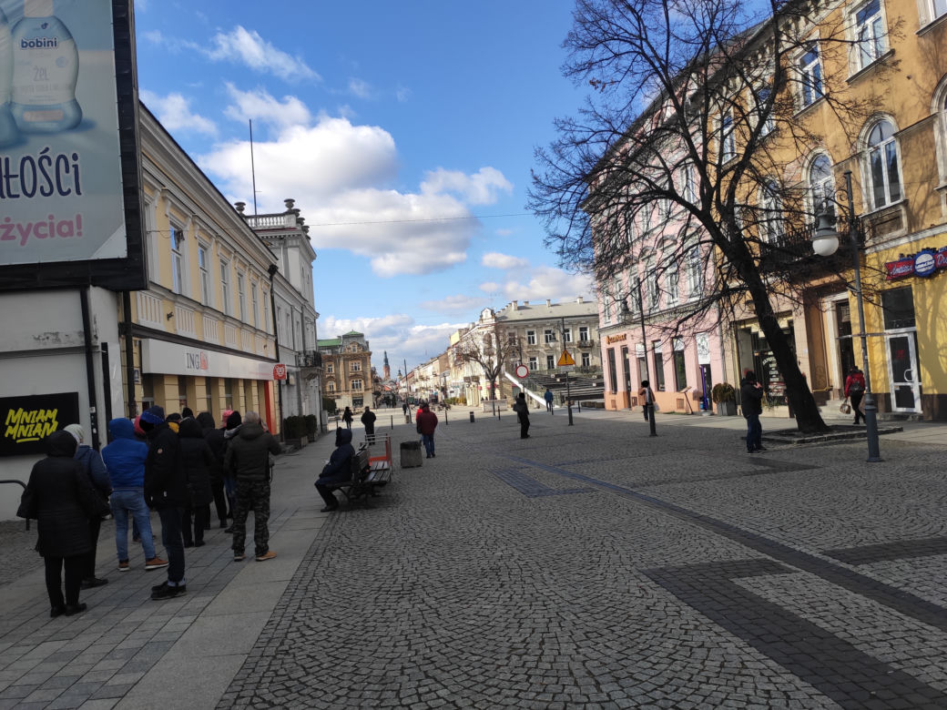 Kolejki na niektórych stacjach i przy bankomatach w Radomiu