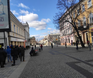 Kolejki na niektórych stacjach i przy bankomatach w Radomiu
