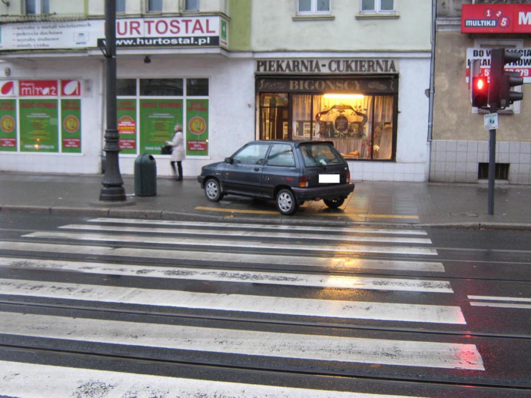 Pan i władca miejsc parkingowych. Po co zajmować jedno, skoro można dwa? I to jeszcze jakie!