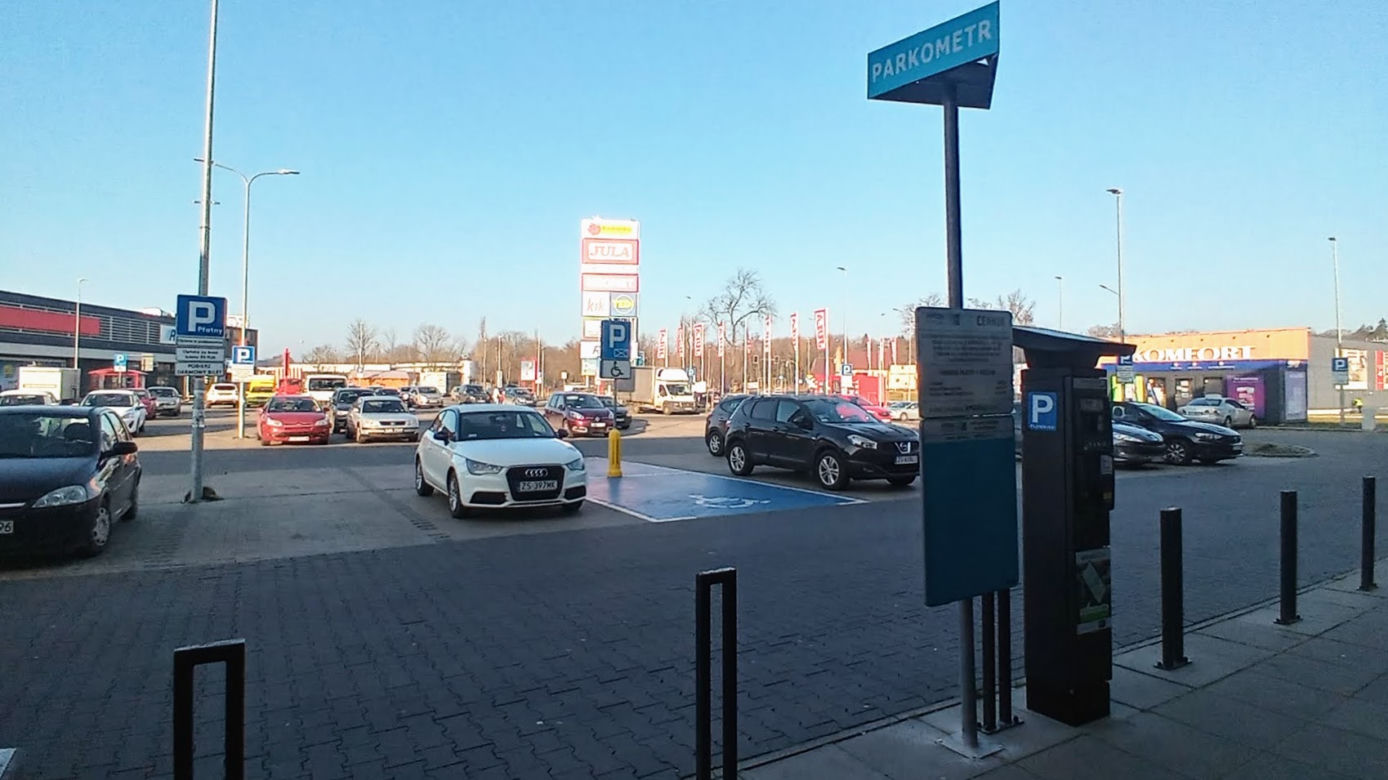 Parkomaty w parku handlowym przy ul. Mieszka I
