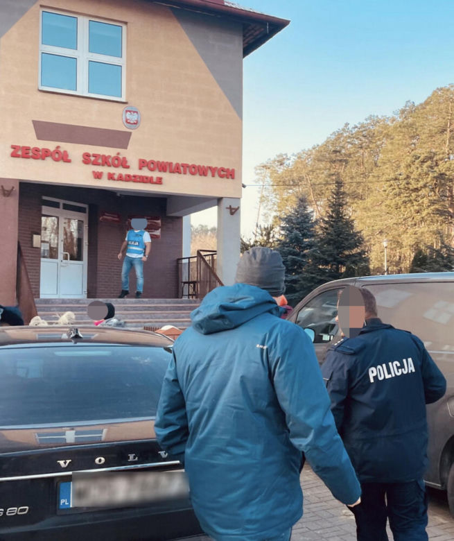 To on zadawał ciosy nożem w szkole. 18-letni uczeń ranił 3 osoby