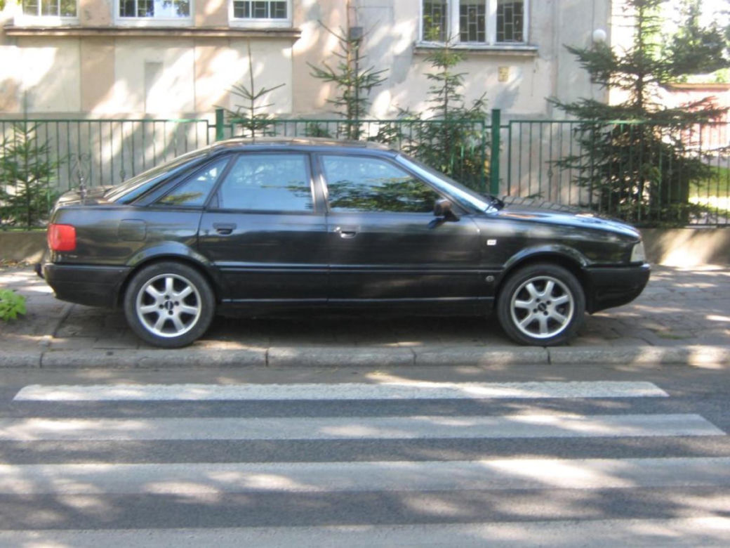Pan i władca miejsc parkingowych. Po co zajmować jedno, skoro można dwa? I to jeszcze jakie!
