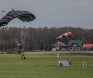 Policyjny black hawk nad Warszawą