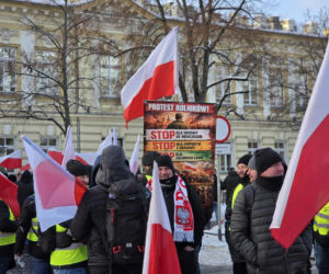 Drogi obstawione radiowozami, policjanci na ulicach. Co się dzieje w Warszawie?!