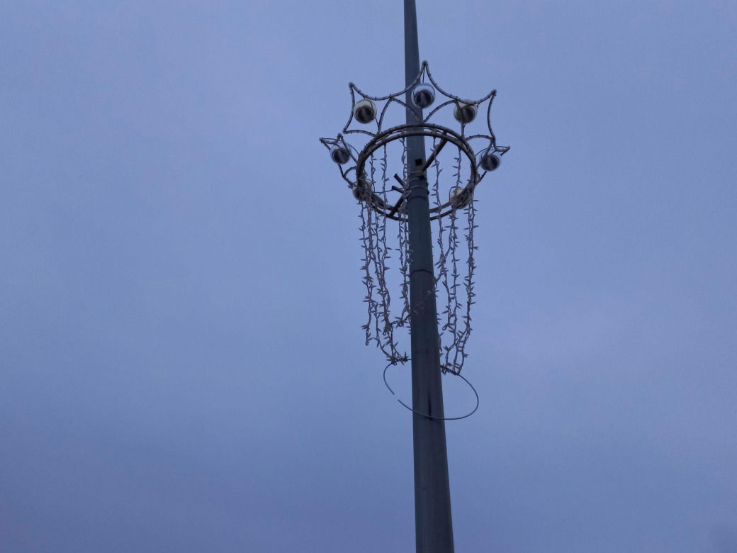 Jednorazowa dekoracja? Nowe iluminacje świąteczne w Lesznie nie wytrzymały nawet sezonu!
