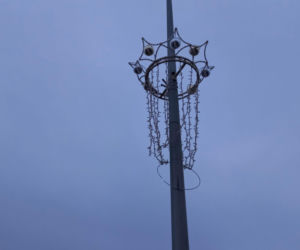 Jednorazowa dekoracja? Nowe iluminacje świąteczne w Lesznie nie wytrzymały nawet sezonu!