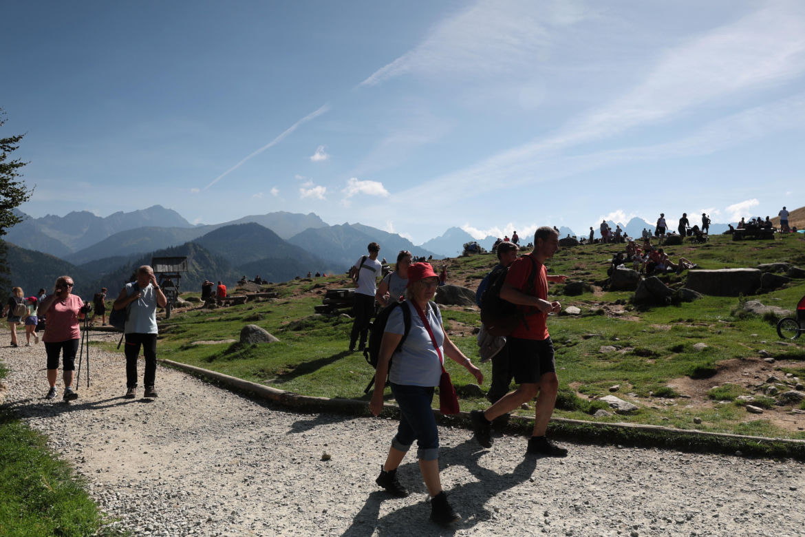 Koniec wakacji, a turyści szturmują Tatry. Na szlakach tłumy