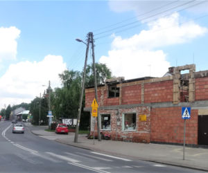 To jedno z najpiękniejszych miast w woj. łódzkim. Rośnie w nim dąb, pod którym miał odpoczywać Napoleon