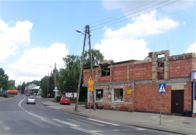 To jedno z najpiękniejszych miast w woj. łódzkim. Rośnie w nim dąb, pod którym miał odpoczywać Napoleon