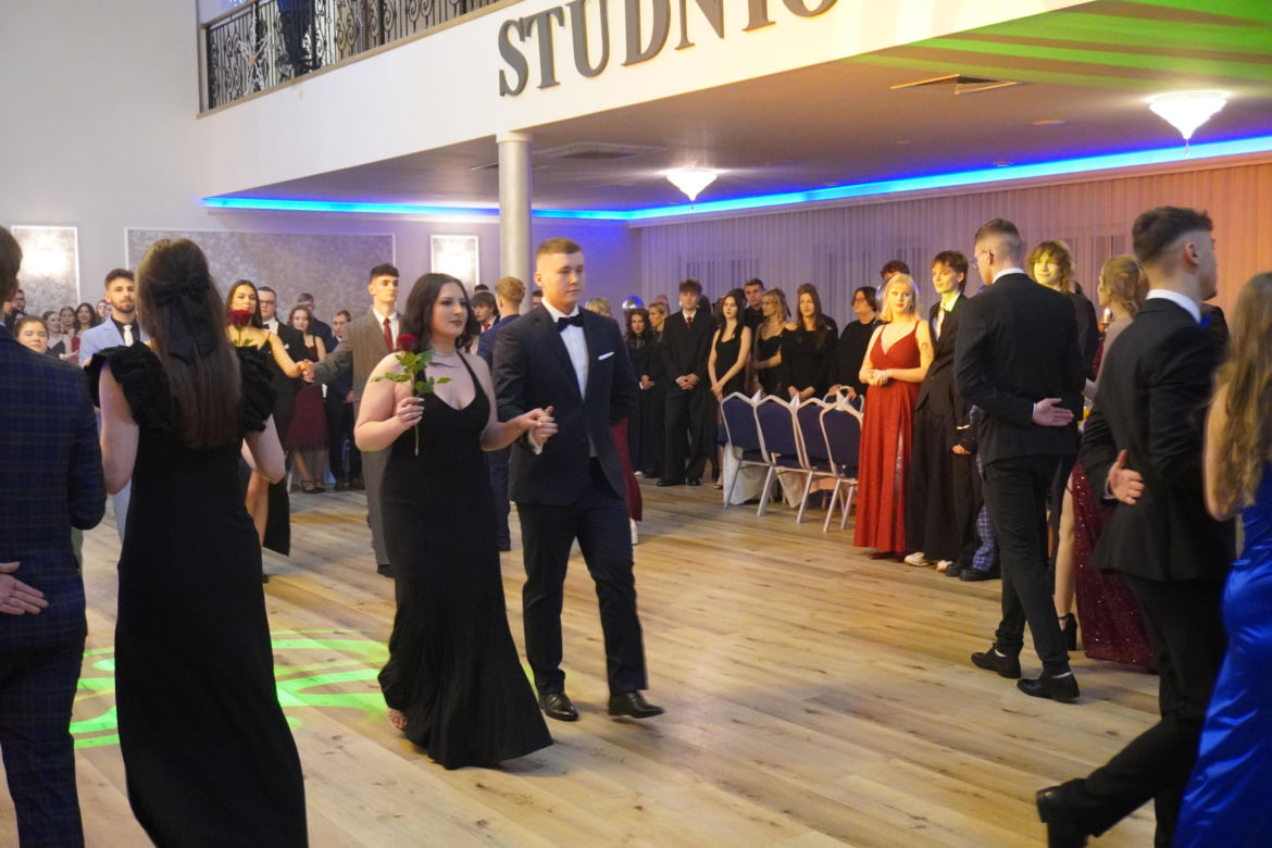 Dwa polonezy na studniówce bydgoskiej Handlówki. W jednym pomogli nauczyciele